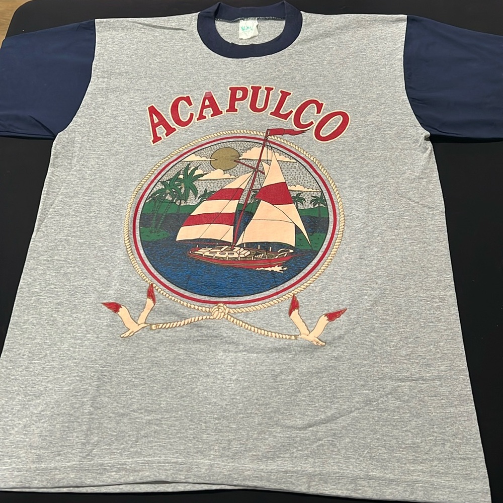 VINTAGE 90’S ACAPULCO PUFFER PRINT T SHIRT